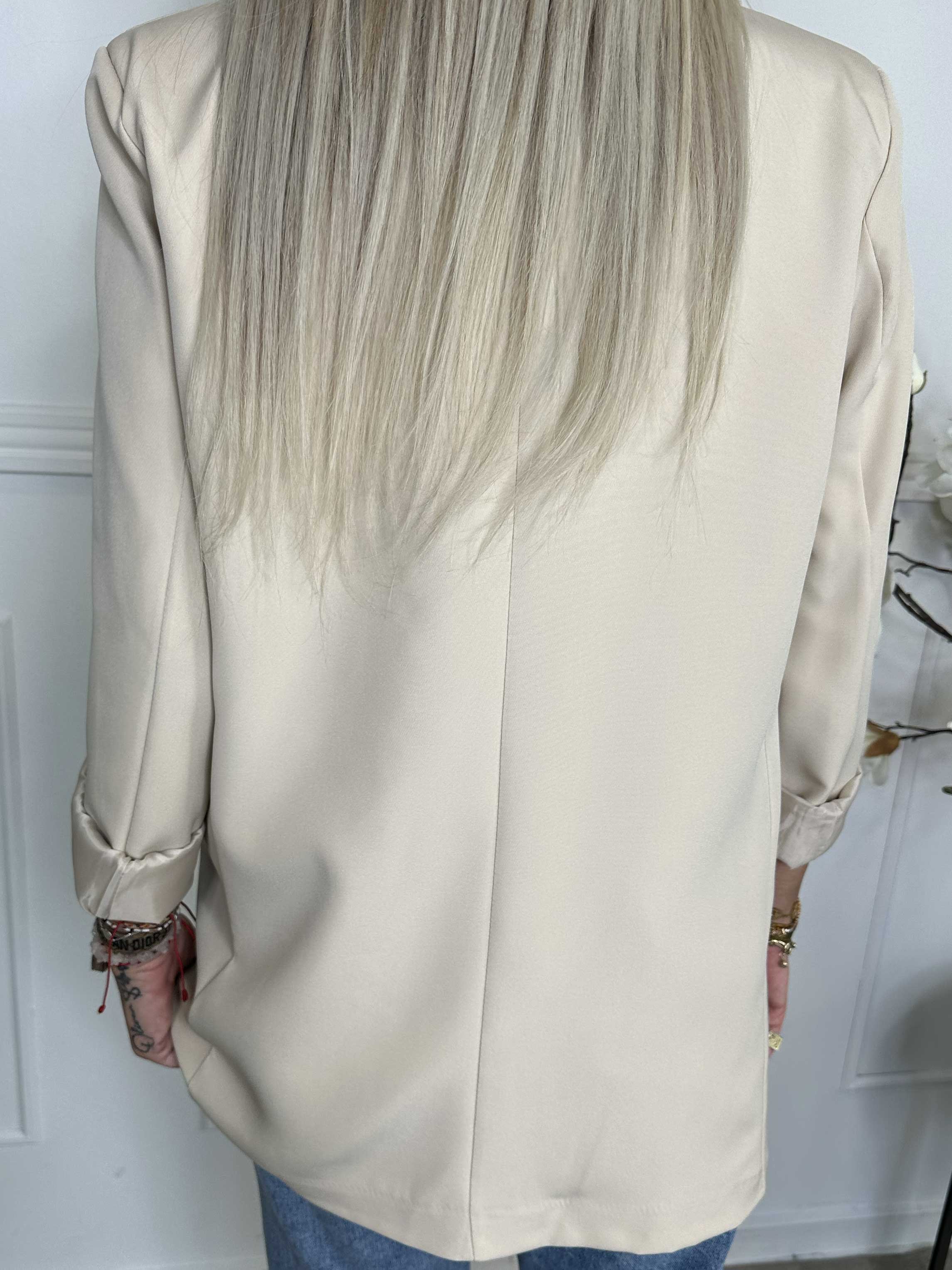 Kaisa - Farvet stilren blazer med knapper